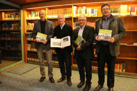 Die vier Autoren Michael Weyand, Roland Morgen, Peter Ahlhelm und Bernhard Simon (v.l.) präsentieren den 7. Band der Reihe „Weißt du noch?“ (Foto: Karl-Heinz Scheurer)