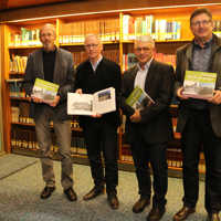 Die vier Autoren Michael Weyand, Roland Morgen, Peter Ahlhelm und Bernhard Simon (v.l.) präsentieren den 7. Band der Reihe „Weißt du noch?“ (Foto: Karl-Heinz Scheurer)