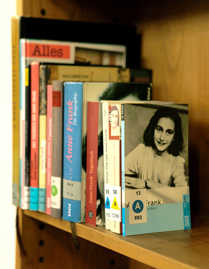 Das Tagebuch von Anne Frank und weitere Publikationen über das jüdische Mädchen stehen im Mittelpunkt der Ausstellung. Das Tagebuch von Anne Frank und weitere Publikationen über das jüdische Mädchen stehen im Mittelpunkt der Ausstellung.