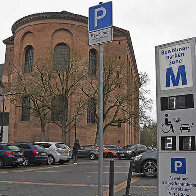 Der Parkplatz an der Konstantin-Basilika steht seit einigen Monaten den Inhabern eines Bewohnerparkausweises der Zone M zur Verfügung. Die Gebühr für den Ausweis wird 2025 nicht erhöht.