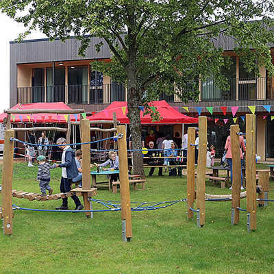 Die Ruwerer Kita in Holzbauweise wurde im Frühjahr bezogen. Auch bei dem offiziellen Einweihungsfest herrschte Hochbetrieb auf dem Außengelände. Foto: Bischöfliche Pressestelle
