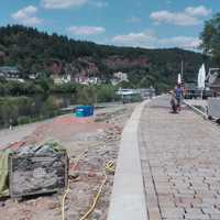 Gespflasterter Weg auf dem Deich