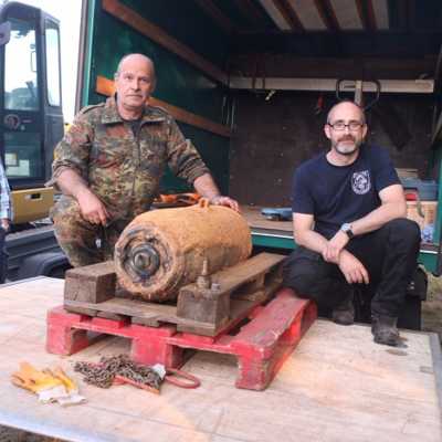 Marco Ofenstein (2.v.r.) und sein Team vom Kampfmittelräumdienst Rheinland-Pfalz mit der Bombe, die nach 26 Minuten konzentrierter Arbeit entschärft war.