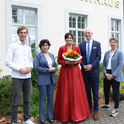 OB Wolfram Leibe (2. v. r.) begrüßt die designierte Weinkönigin Melika Zare (Mitte), die mit ihrer Mutter Zoleykha Zare (2. v. l.) sowie Christine Becker (r.) und Felix von Nell (l.) als Vertreter der Trier-Olewig Event GbR zum Antrittsbesuch ins Rathaus gekommen war. 