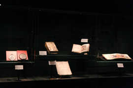 Exponate zur Trierer Stadtgeschichte in der Schatzkammer-Ausstellung
