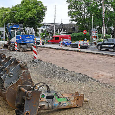 Für den Neuaufbau der Hornstraße wurde die bestehende Fahrbahn zunächst großflächig abgetragen. Der Verkehr fließt zweispurig an der Baustelle vorbei.