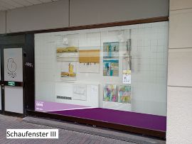 Blick von außen auf ein sehr großes Schaufenster
