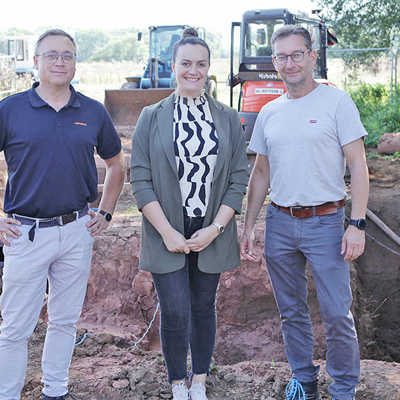 Martin Heck vom Planungsbüro  Eifelingenieure, SWT-Baubeauftragte Ermelina Hyseni und Projektleiter Karsten Binder überzeugen sich vor Ort vom Fortgang der Bauarbeiten. Foto: Stadtwerke