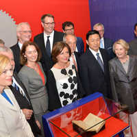 Eine Delegation um Ministerpräsidentin Malu Dreyer (Mitte), Bundesjustizministerin Katarina Barley (4. v. l.), Bundeslandwirtschaftsministerin Julia Klöckner (links) und OB Wolfram Leibe (hinten, 5. v. l.) erhielt im Anschluss an den Festakt einen Rundgang durch die Ausstellung im Rheinischen Landesmuseum.