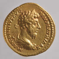 Eine goldene Münze mit lateinischer Umschrift und Darstellung von Marc Aurel