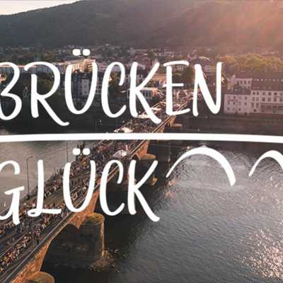 Die Römerbrücke von oben mit dem Schriftzug Brückenglück