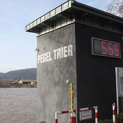 Moselpegel am Pacelliufer in Trier mit Digitalanzeige.