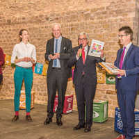 OB Wolfram Leibe (Mitte), sein Referent Matthias Berntsen (r.), Koordinatorin Lea Horak (2. v. l.) und Sophie Lungershausen (LA 21, l.) übergeben den Aktionsplan an Innenminister Roger Lewentz (2. v. r.). Foto: Rolf Lorig 