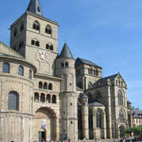 Blick vom Tor des Palais Walderdorff auf den Dom und die Liebfrauenkirche.