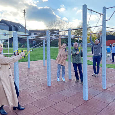 Sie testen die Calisthenics-Anlage, die eine Station im neuen Bewegungsparcours in Tarforst ist:  ADD-Vizepräsidentin Christiane Luxem, Sportdezernentin Elvira Garbes, Ortsvorsteher Werner Gorges und Matthias Ulbrich vom Amt für Schulen und Sport (v. l.).