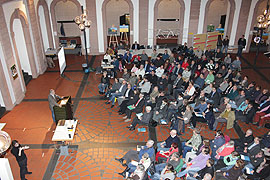 Die Teilnehmer in der Aula des Angela-Merici-Gymnasiums