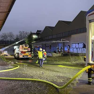 Die Feuerwehren bekämpfen mit zwei Drehleitern den Dachstuhlbrand in Trier-Biewer. Foto: Presseamt der Stadt Trier/Ernst Mettlach