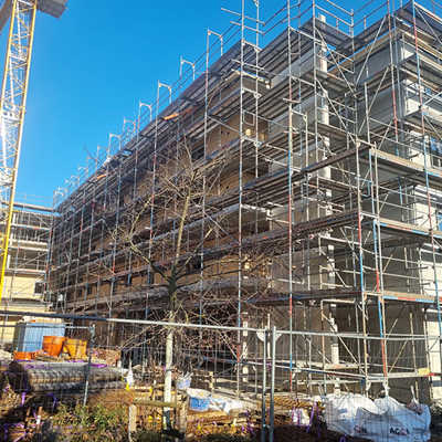 Der vierstöckige Rohbau für die geförderten Wohnungen und den Ersatzneubau der Kita ist fast abgeschlossen. 
