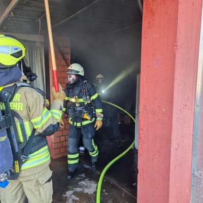 Feuerwehren aus Trier haben am Sonntagmorgen einen Brand in einem Nebengebäude der Grundschule Ruwer gelöscht. Foto: Presseamt Stadt Trier