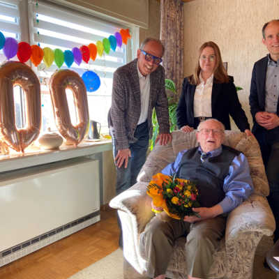 Dezernent Dr. Thilo Becker und Olewigs Ortsvorsteher Dr. Lorenz Fischer gratulieren Herbert Schwarz zu seinem 100. Geburtstag, den dieser unter anderem mit Enkeltochter Hannah feiert.
