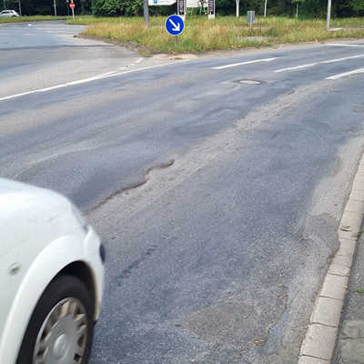Durch die vielen Fahrzeuge, die aus den Höhenstadtteilen und den Nachbarorten einpendeln, hat sich der Belag der Olewiger Straße kurz vor der Einfahrt in den Kaiserthermenkreisel stark verformt.