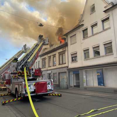 Zwei Drehleiterfahrzeuge mit ausgefahrenen Drehleitern: Nur von der Saarstraße aus ließ sich der Brand eines Dachstuhls bekämpfen. Foto: Presseamt Stadt Trier/Ernst Mettlach