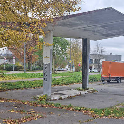 Die charakteristische Dachkonstruktion erinnert daran, dass hier früher eine Tankstelle war: Teilansicht des brach liegenden Gewerbegrundstücks an der Straßburger Allee.