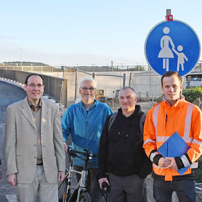 Zum Ortstermin am neu eröffneten Aufgang zur Eisenbahnbrücke von der Eurener Straße traf sich Baudezernent Thilo Becker (l.) mit Ortsvorsteher Marc Borkam (2. v. r.), dessen Stellvertreter Bernd Hügle (Mitte) sowie Thomas Köllner (2. v. l.) und Julian Lehnart (r.) vom StadtRaum Trier.