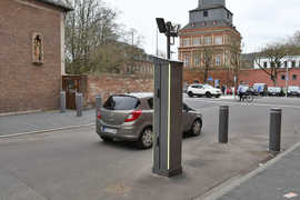 Ein Auto durchfährt eine Pollerlinie mit versenkbaren Elementen. Im Vordergrund steht ein Steuerkasten zur Bedienung der Poller