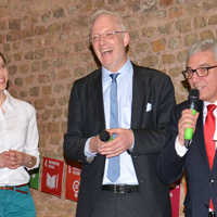Gute Stimmung bei der Übergabe des Aktionsplans: Lea Horak, Wolfram Leibe und Roger Lewentz (v. l.) auf der Bühne in den Viehmarktthermen. 