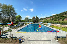 Blick auf das leere Becken mit Schwimmgeräten