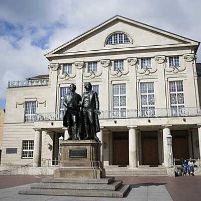 Goethe und Schiller vor dem Theater. Foto: weimar GmbH