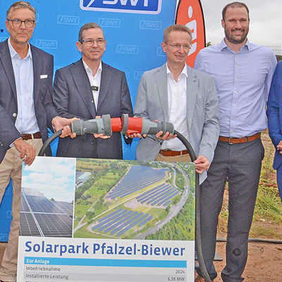 Über den Anschluss des neuen Solarparks an das Stromnetz freuen sich Martin Grünen (Sparkasse Trier), Dr. Christian Sprenger (Mutterhaus), Dr. Peter Späth (Sparkasse Trier), Thomas Speckter (Stadtwerke), Philipp Rass (Avantag Energy) und OB Wolfram Leibe (v. l.).