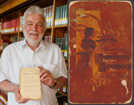 Herr Werner Schättgen freut sich über die Übergabe des wertvollen Kochbuches an die Wissenschaftliche Bibliothek der Stadt Trier (Foto: Anja Runkel)