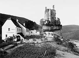 Einige Aufnahmen aus der Sammlung Laven zeigen Motive aus dem Trierer Umland. Ein Beispiel ist  ein  Foto  der Burg Ramstein im Kylltal aus dem Juli 1902.