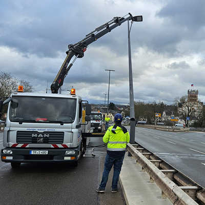 Die alten Beleuchtungsmasten auf der Adenauer-Brücke werden sicherheitshalber ausgetauscht. Foto: SWT