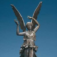 Silbernes Standbild einer weiblichen Figur mit Flügeln, die auf einer Kugel steht