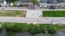 Das Ufer und die fertige Treppe von einer Drohne über der Mosel aus fotografiert