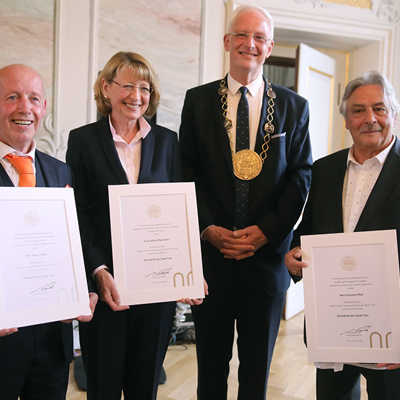 Für ihr Engagement in ganz unterschiedlichen Bereichen zeichnete Oberbürgermeister Wolfram Leibe (2. v. r.) Peter Terges, Sabine Plate-Betz und Christian Pfeil (v. l.) im Rokokosaal des Kurfürstlichen Palais mit dem Ehrenbrief der Stadt Trier aus.
