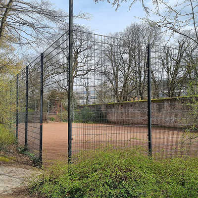 Der Bolzplatz liegt im Palastgarten in fußläufiger Nähe zur Innenstadt. Daneben ergänzt ein Spielplatz das Freizeitangebot.