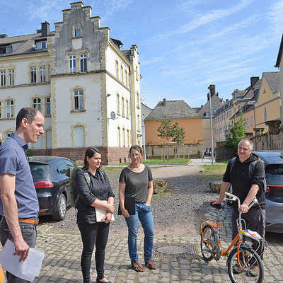 Beim Rundgang durch das Gneisenauviertel informieren sich Baudezernent Dr. Thilo Becker (l.) und Ortsvorsteher Marc Borkam (r.) bei Larissa Bläser-Stangier (Amt für Stadt-und Verkehrsplanung, 2. v. l) und Susanne Nipp (Hochbauamt, 2. v. r.) über den Baufortschritt und die Planungen verschiedener Projekte.