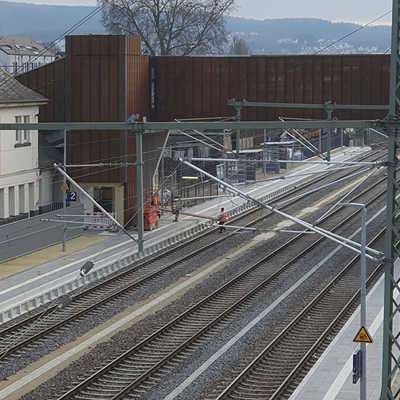 Blick auf den Haltepunkt Trier-West mit Fußgängerüberführung, an der noch gearbeitet wird. Foto: Amt für Stadt- und Verkehrsplanung