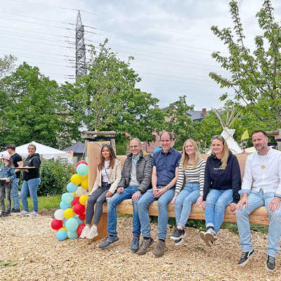 Beim Nachbarschaftsfest der EGP auf dem früheren Jägerkasernengelände durften unter anderem Baudezernent Dr. Thilo Becker (Bild links, 4. v. r.) und EGP-Geschäftsführer David Becker (r.) die neue „Baumelbank“ ausprobieren.