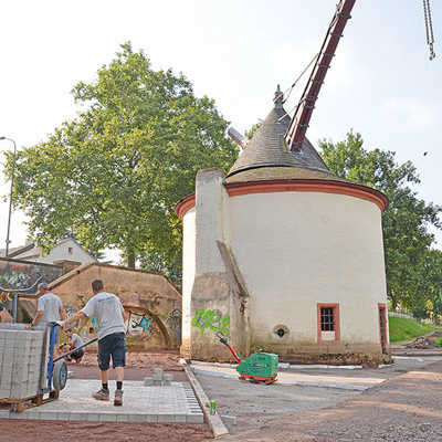 Bauarbeiter verlegen das Pflaster auf der neuen Trasse des Moseluferwegs, die hinter dem Alten Moselkran vorbeiführt.
