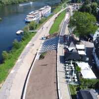 Vogelperspektive auf den frisch renovierten Deich und die blaue Mosel