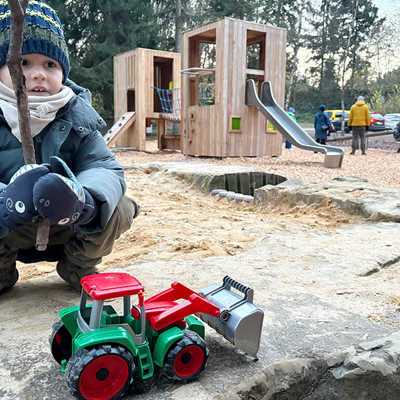 Entdeckungstzour auf dem erneuerten Spielplatz am Wildgehege im Weißhauswald 