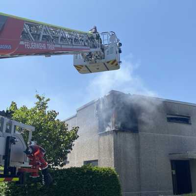 Die Feuerwehr löschte das Haus über die Drehleiter und mit Einsatztrupps, die unter Atemschutz ins Haus vordrangen. Foto: Presseamt/Michael Schmitz