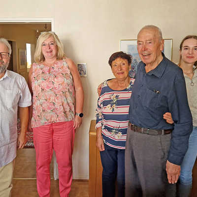Zur Eisernen Hochzeit von Christl und Alfons Olk gratulieren Eurens Ortsvorsteher Hans-Alwin Schmitz (links), Tochter Andrea sowie Enkelin Anna mit Freund Andi. Foto: privat