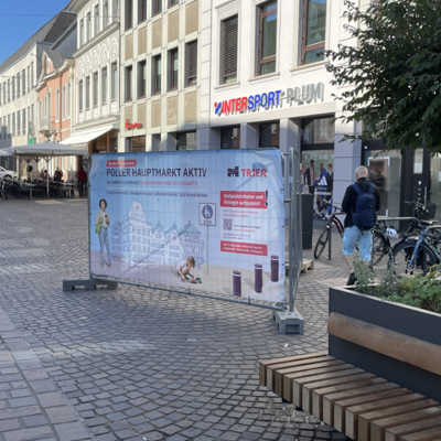 Seit Montag weisen große Banner an Einfahrten zum Hauptmarkt darauf hin, dass die Poller dort am 15. September in Betrieb gehen. Die Banner stehen an den folgenden Einfahrten zum Hauptmarkt: Stockplatz, Dietrichstraße, Simeonstraße und Konstantinstraße. 