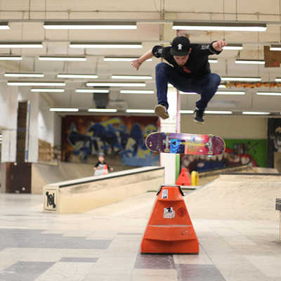 Fun beim Kickflip in der Skatehalle. Foto: Christian Farsch